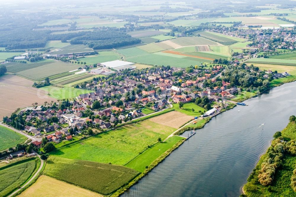 Aerial photograph Broekhuizen - Village on the river bank areas of Maas in Broekhuizen in Limburg, Netherlands