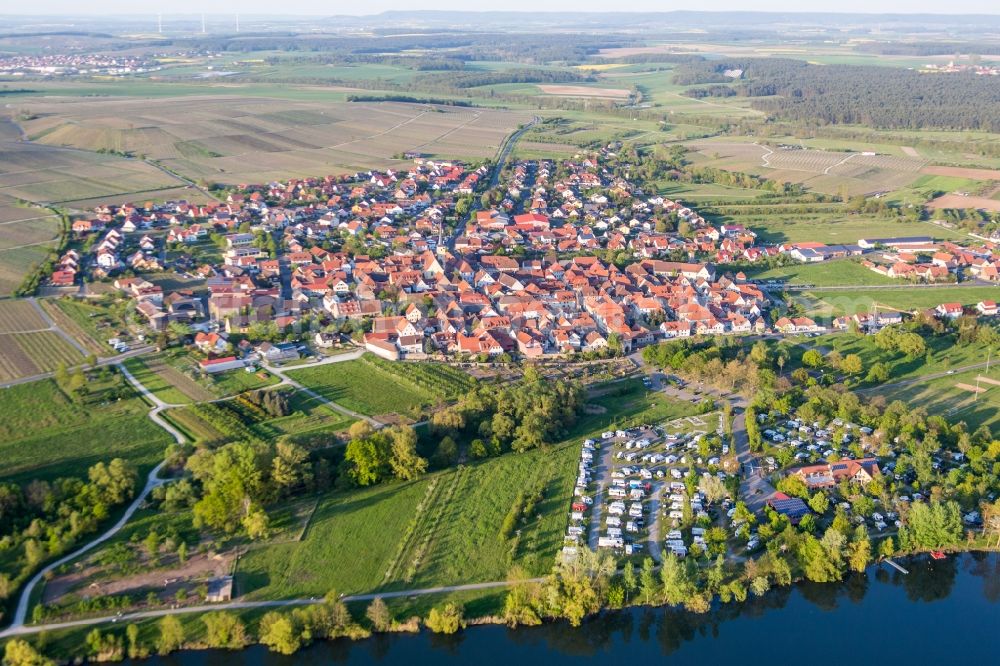 Sommerach from the bird's eye view: Village on the river bank areas of Main-Aue in Sommerach in the state Bavaria, Germany