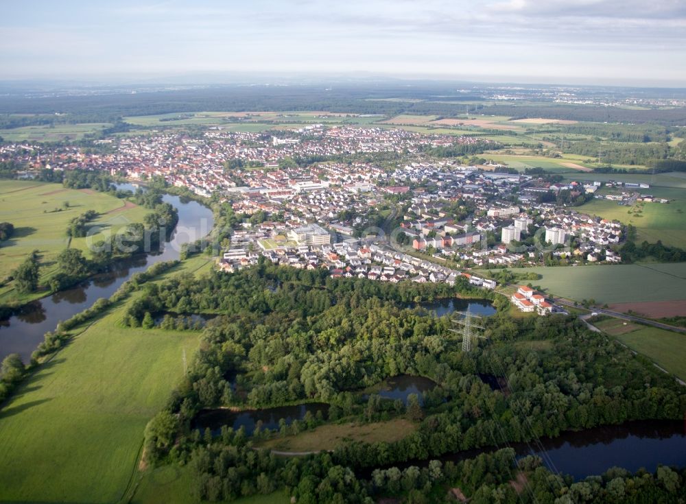 Aerial image Großkrotzenburg - Village on the river bank areas of the Main river in Grosskrotzenburg in the state Hesse, Germany