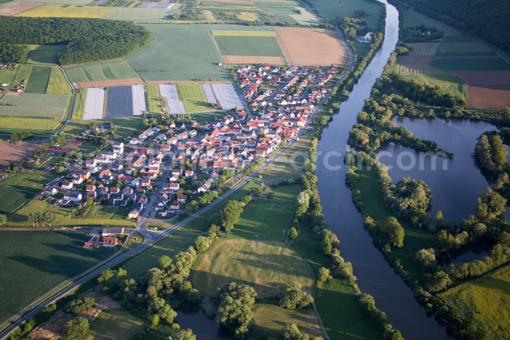 Aerial photograph Röthlein - Village on the river bank areas of the Main river in the district Hirschfeld in Roethlein in the state Bavaria