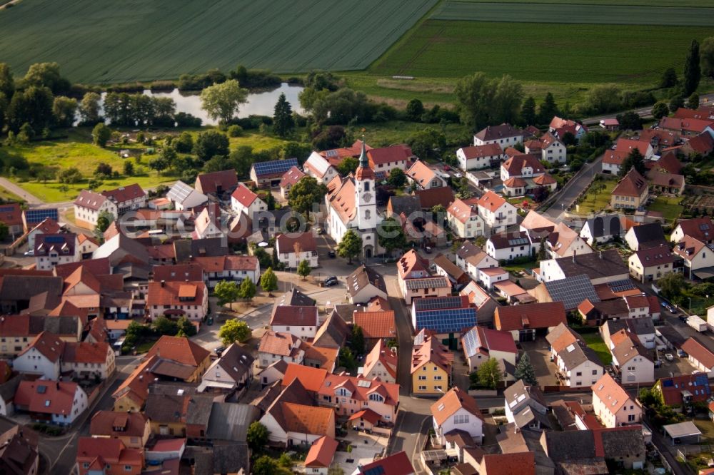 Aerial photograph Röthlein - Village on the river bank areas of the Main river in the district Hirschfeld in Roethlein in the state Bavaria, Germany