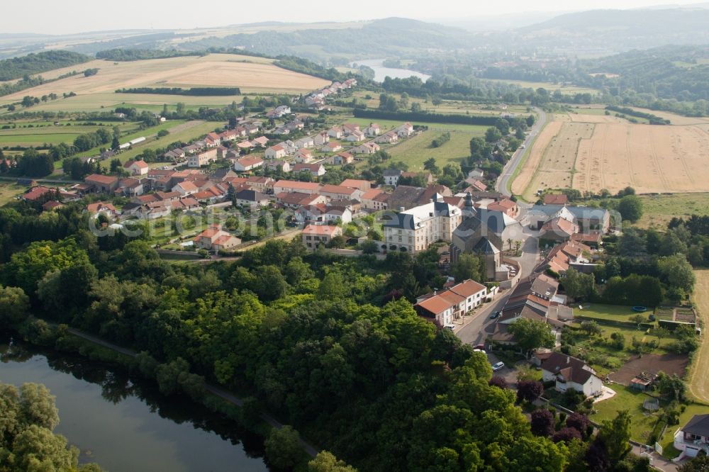 Aerial image Berg-sur-Moselle - Village on the river bank areas of the river Mosel in Berg-sur-Moselle in Grand Est, France