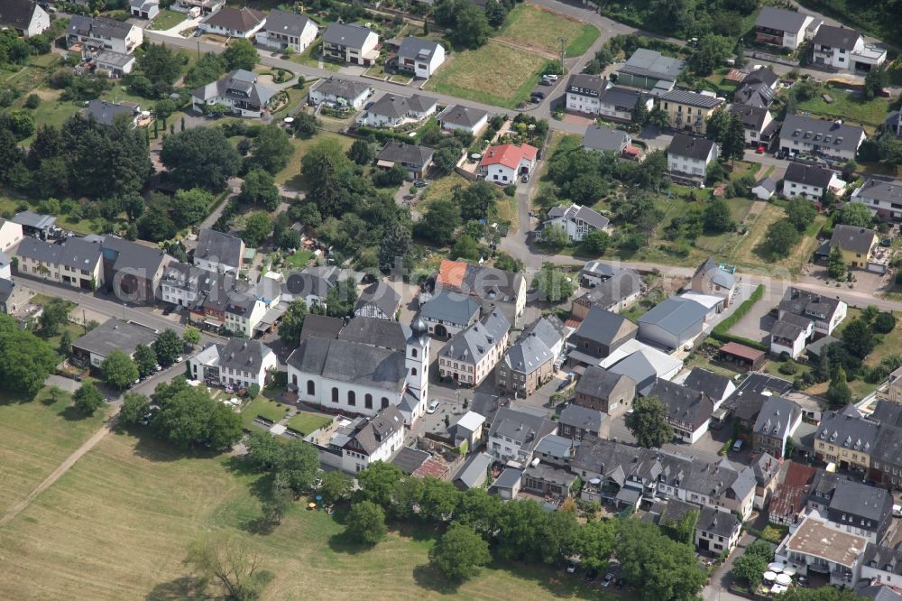 Aerial image Brauneberg - Village on the river bank areas of the river Mosel in Brauneberg in the state Rhineland-Palatinate, Germany. In it the simultaneous church Saint Remigius