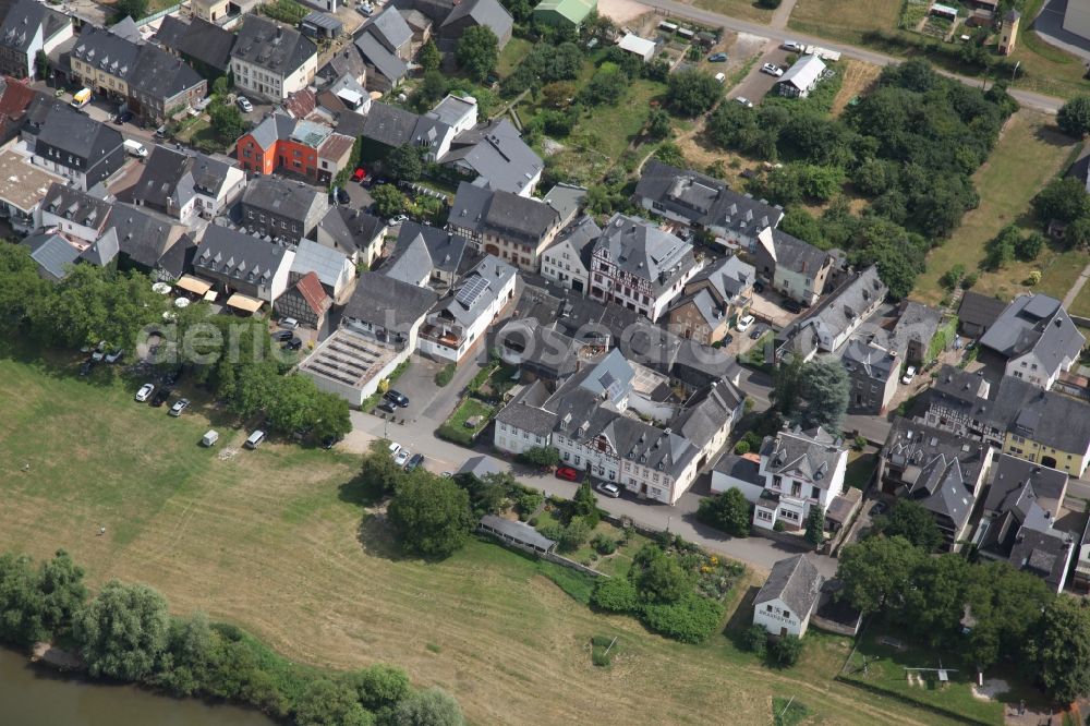 Aerial photograph Brauneberg - Village on the river bank areas of the river Mosel in Brauneberg in the state Rhineland-Palatinate, Germany. The place is known for its vineyard Brauneberger Juffer