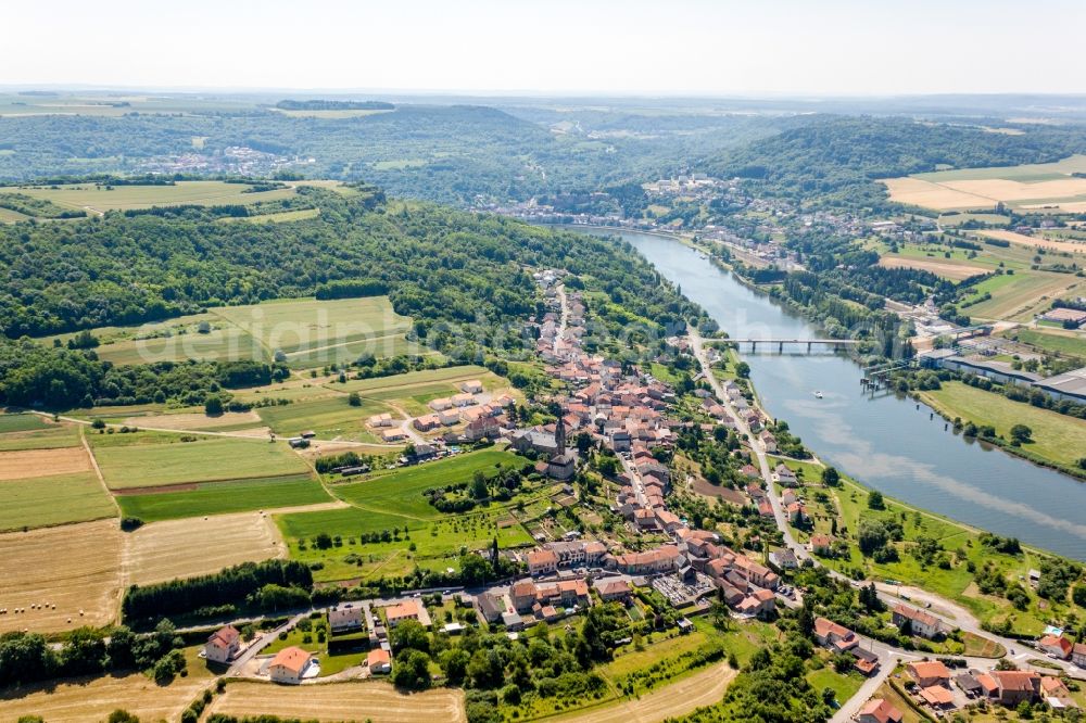 Aerial image Contz-les-Bains - Village on the river bank areas of the river Mosel in Contz-les-Bains in Grand Est, France