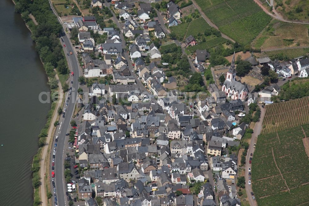 Aerial photograph Ediger-Eller - Village on the river bank areas of the river Mosel in Ediger-Eller in the state Rhineland-Palatinate, Germany