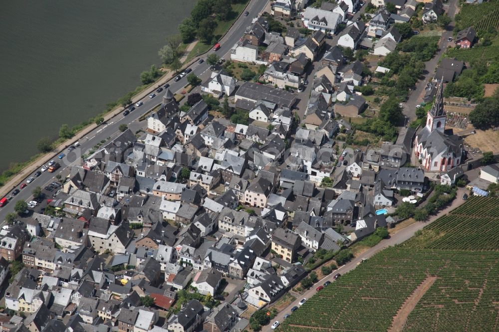 Ediger-Eller from the bird's eye view: Village on the river bank areas of the river Mosel in Ediger-Eller in the state Rhineland-Palatinate, Germany