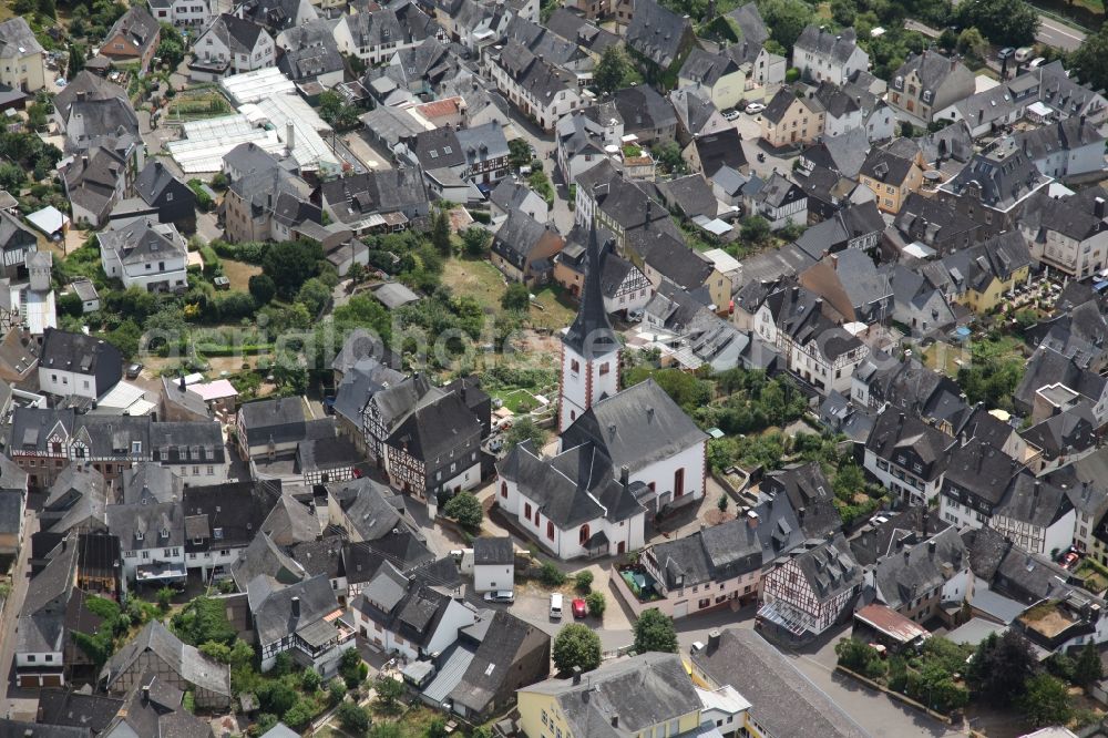 Enkirch from the bird's eye view: Village on the river bank areas of the river Mosel in Enkirch in the state Rhineland-Palatinate, Germany