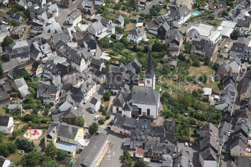 Aerial photograph Enkirch - Village on the river bank areas of the river Mosel in Enkirch in the state Rhineland-Palatinate, Germany