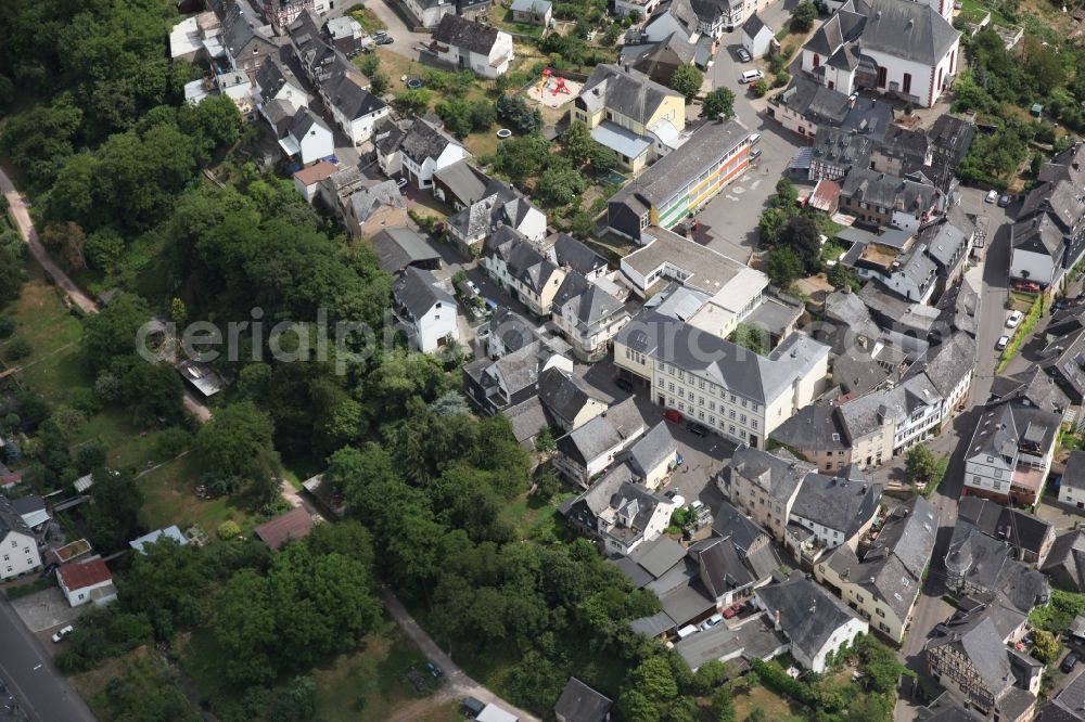 Enkirch from the bird's eye view: Village on the river bank areas of the river Mosel in Enkirch in the state Rhineland-Palatinate, Germany