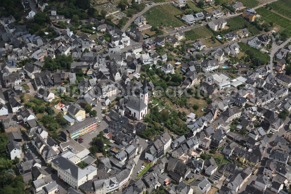 Aerial photograph Enkirch - Village on the river bank areas of the river Mosel in Enkirch in the state Rhineland-Palatinate, Germany