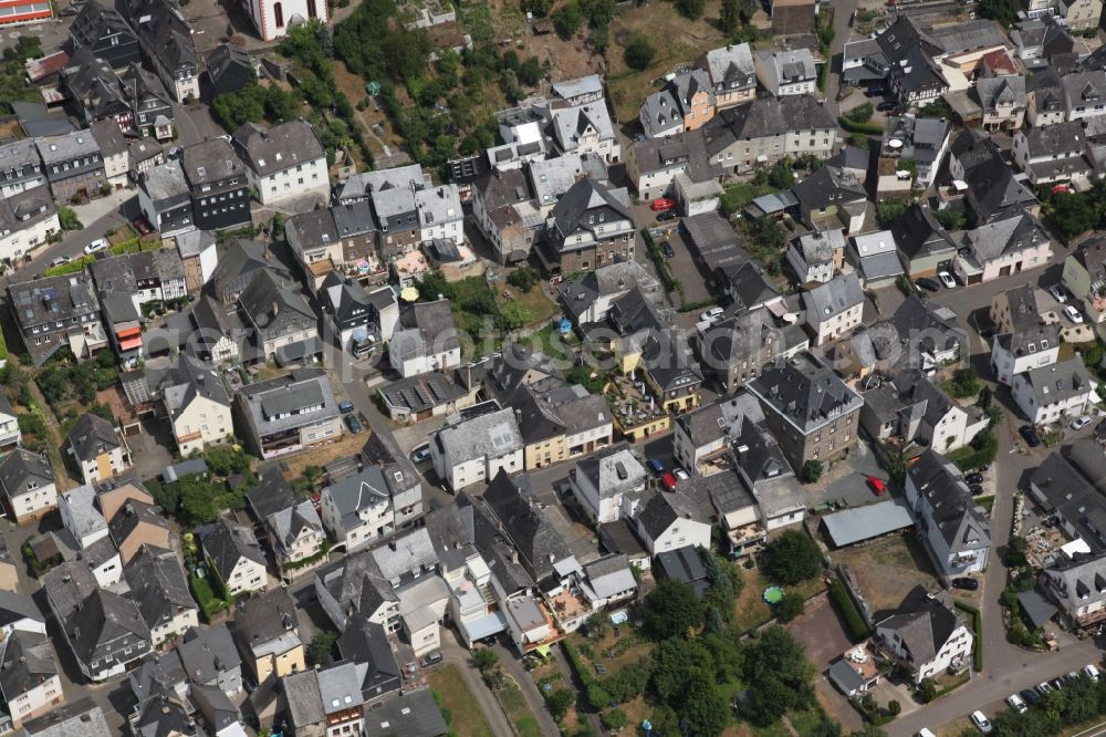 Enkirch from the bird's eye view: Village on the river bank areas of the river Mosel in Enkirch in the state Rhineland-Palatinate, Germany