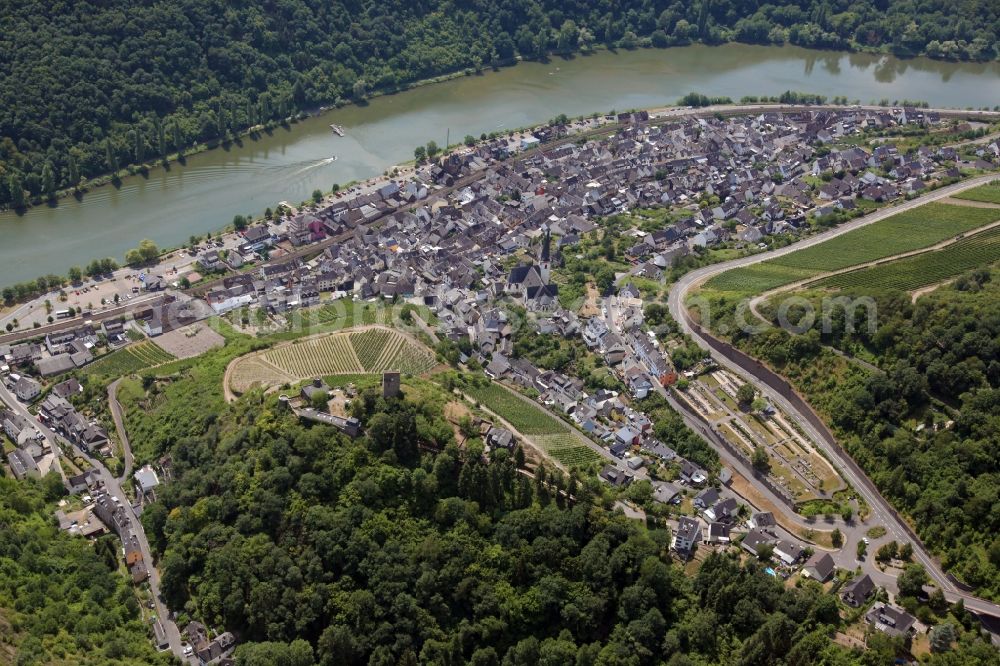 Aerial photograph Klotten - Village on the river bank areas of the river Mosel in Klotten in the state Rhineland-Palatinate, Germany