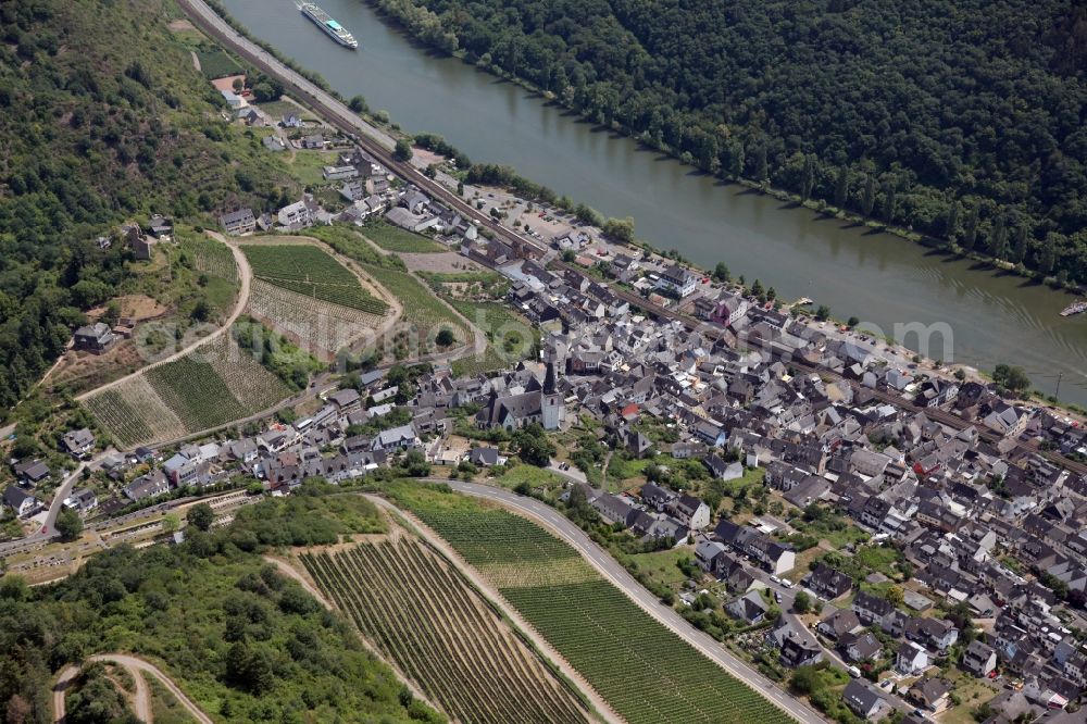 Klotten from the bird's eye view: Village on the river bank areas of the river Mosel in Klotten in the state Rhineland-Palatinate, Germany