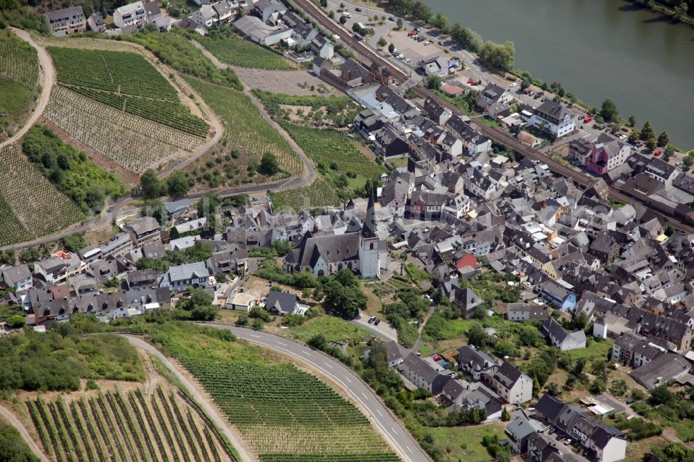 Aerial image Klotten - Village on the river bank areas of the river Mosel in Klotten in the state Rhineland-Palatinate, Germany