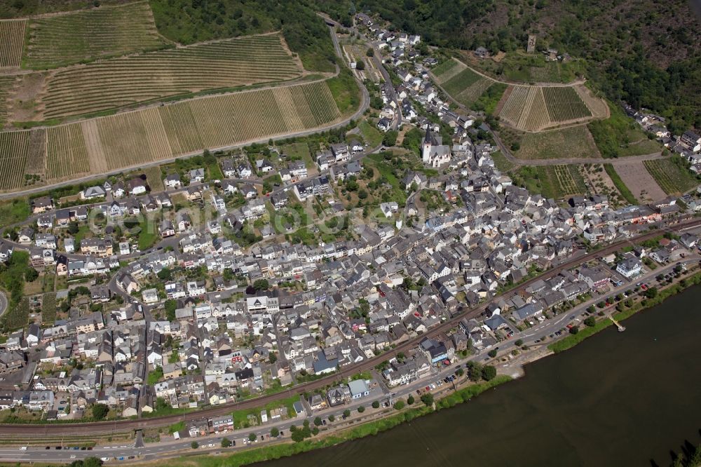 Aerial photograph Klotten - Village on the river bank areas of the river Mosel in Klotten in the state Rhineland-Palatinate, Germany