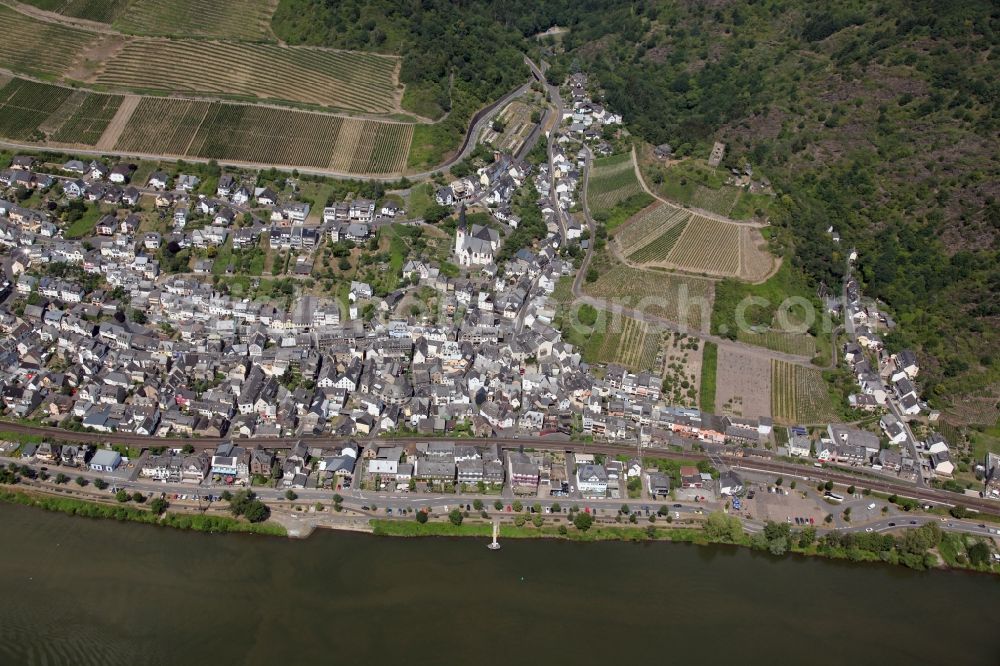 Klotten from the bird's eye view: Village on the river bank areas of the river Mosel in Klotten in the state Rhineland-Palatinate, Germany