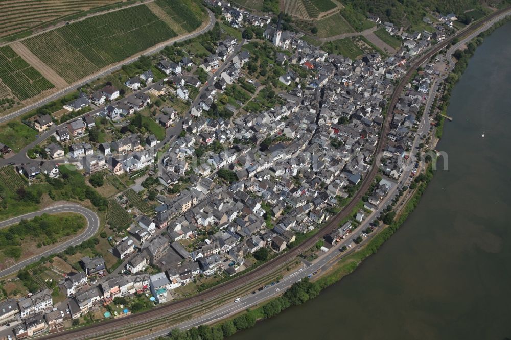 Aerial photograph Klotten - Village on the river bank areas of the river Mosel in Klotten in the state Rhineland-Palatinate, Germany