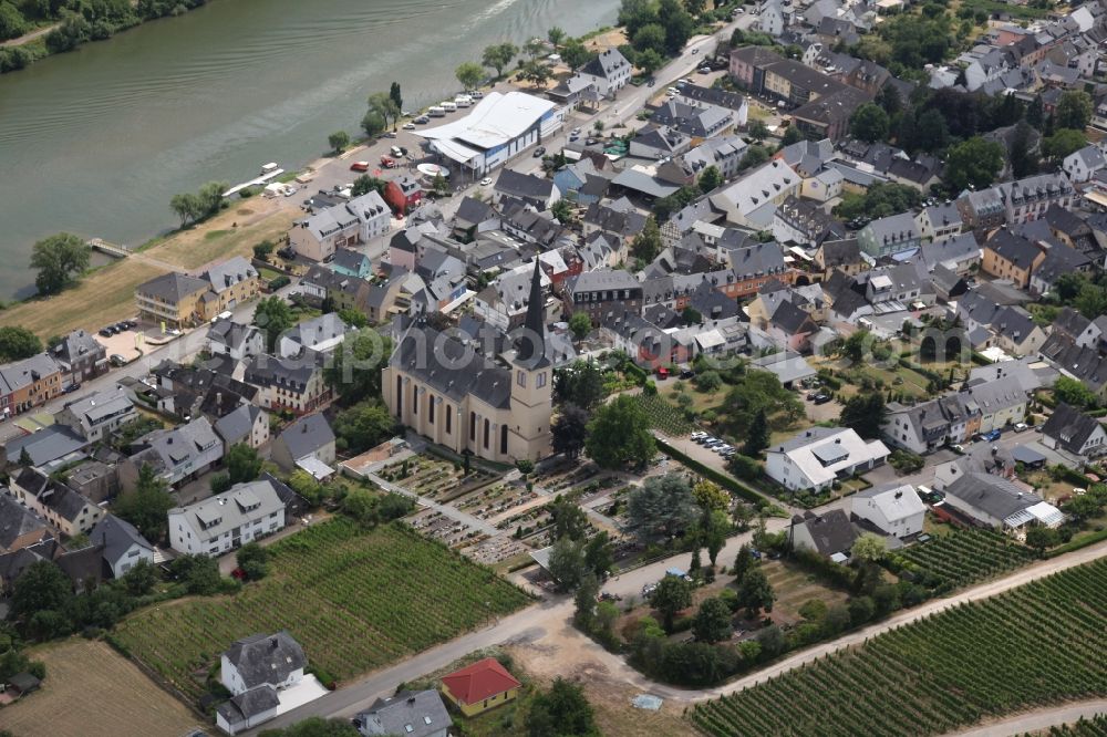 Aerial photograph Kröv - Village on the river bank areas of the river Mosel in Kroev in the state Rhineland-Palatinate, Germany