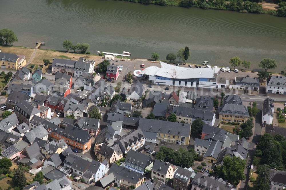 Kröv from the bird's eye view: Village on the river bank areas of the river Mosel in Kroev in the state Rhineland-Palatinate, Germany