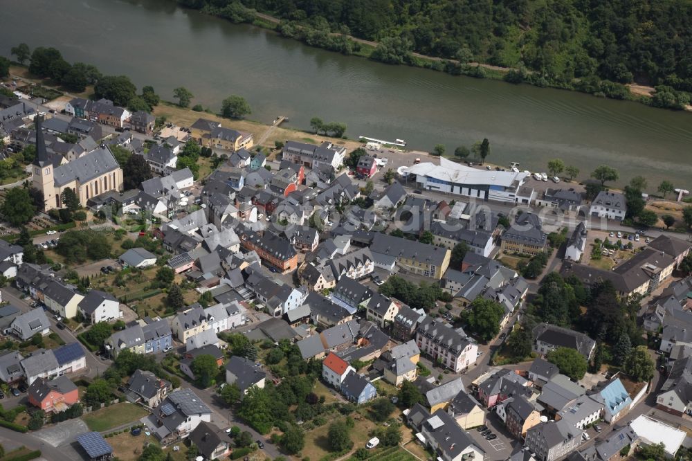 Aerial image Kröv - Village on the river bank areas of the river Mosel in Kroev in the state Rhineland-Palatinate, Germany