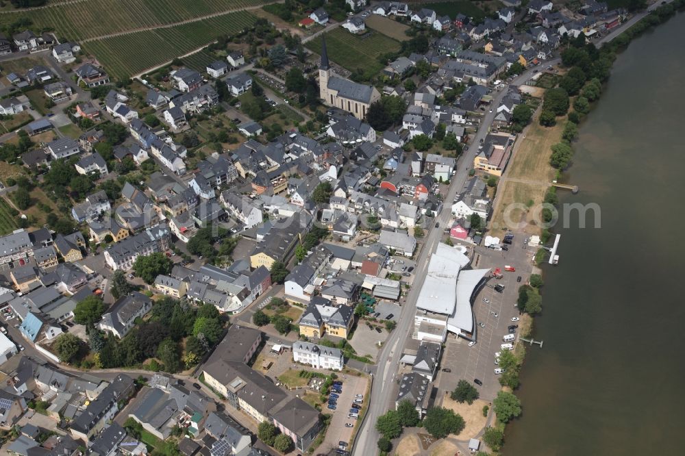 Aerial image Kröv - Village on the river bank areas of the river Mosel in Kroev in the state Rhineland-Palatinate, Germany