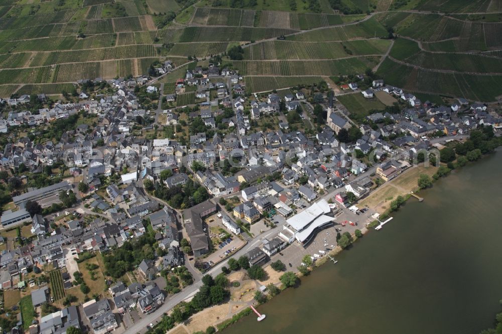 Aerial photograph Kröv - Village on the river bank areas of the river Mosel in Kroev in the state Rhineland-Palatinate, Germany