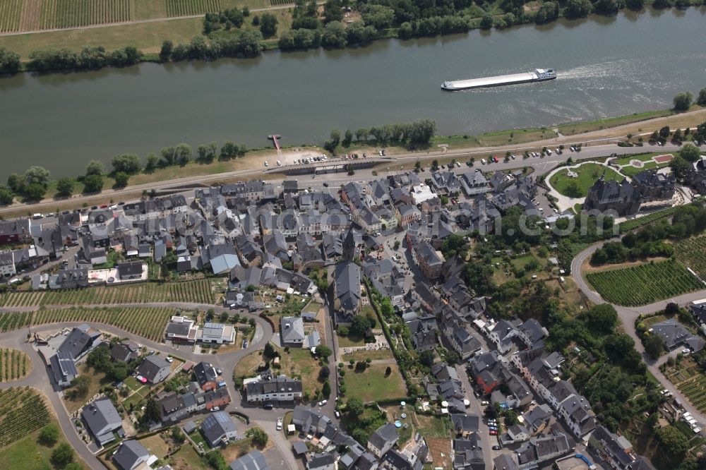 Lieser from the bird's eye view: Village on the river bank areas of the river Mosel in Lieser in the state Rhineland-Palatinate, Germany