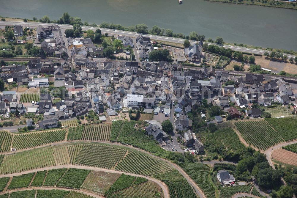 Müden (Mosel) from the bird's eye view: Village on the river bank areas of the river Mosel in Mueden (Mosel) in the state Rhineland-Palatinate, Germany