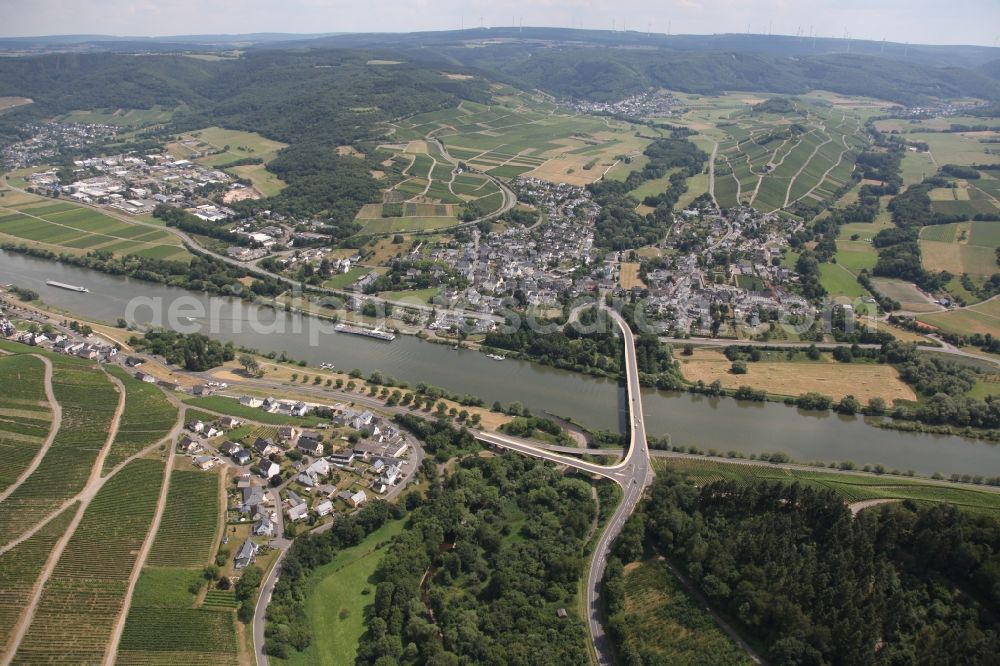 Aerial image Mülheim (Mosel) - Village on the river bank areas of the river Mosel in Muelheim (Mosel) in the state Rhineland-Palatinate, Germany