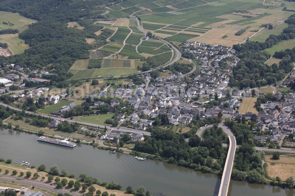 Aerial photograph Mülheim (Mosel) - Village on the river bank areas of the river Mosel in Muelheim (Mosel) in the state Rhineland-Palatinate, Germany