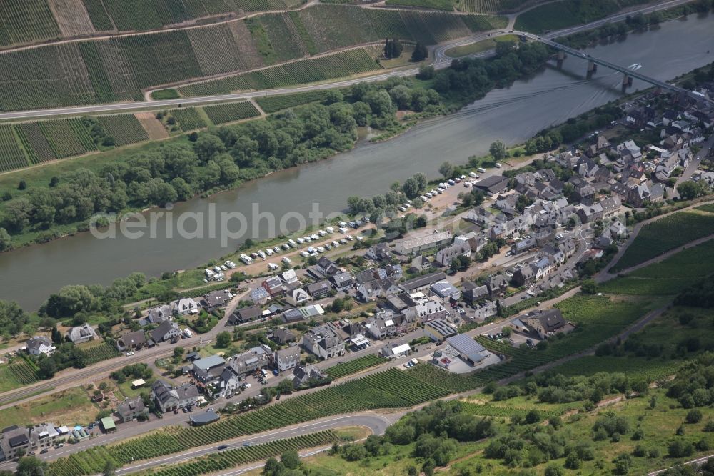 Aerial image Reil - Village on the river bank areas of the river Mosel in Reil in the state Rhineland-Palatinate, Germany