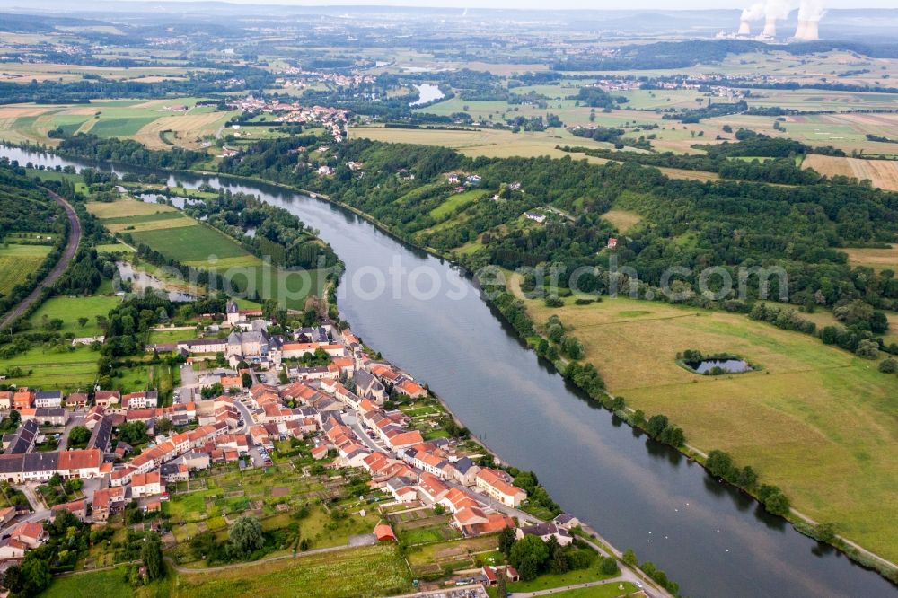 Aerial photograph Rettel - Village on the river bank areas of the river Mosel in Rettel in Grand Est, France