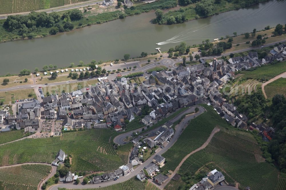 Aerial image Ürzig - Village on the river bank areas of the river Mosel in Uerzig in the state Rhineland-Palatinate, Germany