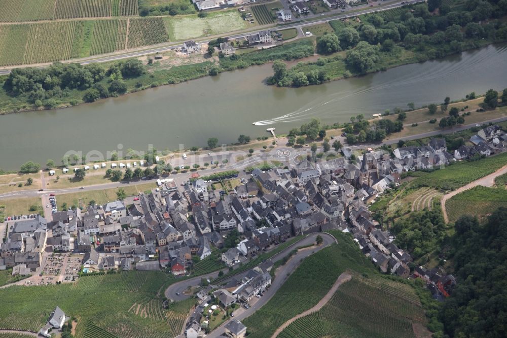 Aerial photograph Ürzig - Village on the river bank areas of the river Mosel in Uerzig in the state Rhineland-Palatinate, Germany