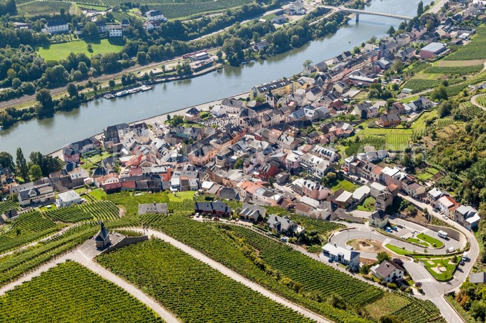 Aerial photograph Wormeldange - Village on the river bank areas of the river Mosel in Wormeldange in Grevenmacher, Luxembourg