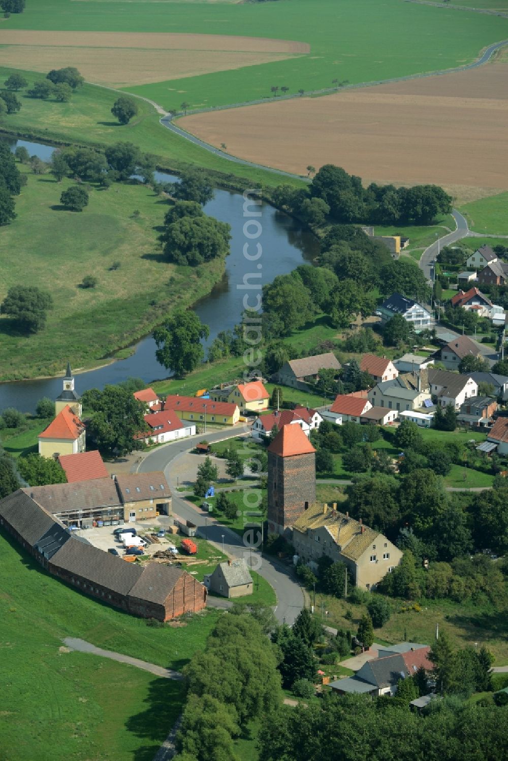 Gruna from the bird's eye view: Village on the river bank areas of Mulde in Gruna in the state Saxony