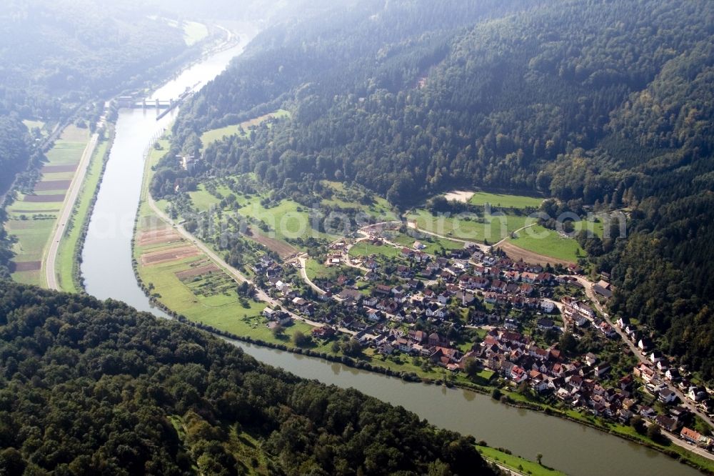 Aerial image Eberbach - Village on the river bank areas of the river Neckar in the district Rockenau in Eberbach in the state Baden-Wuerttemberg