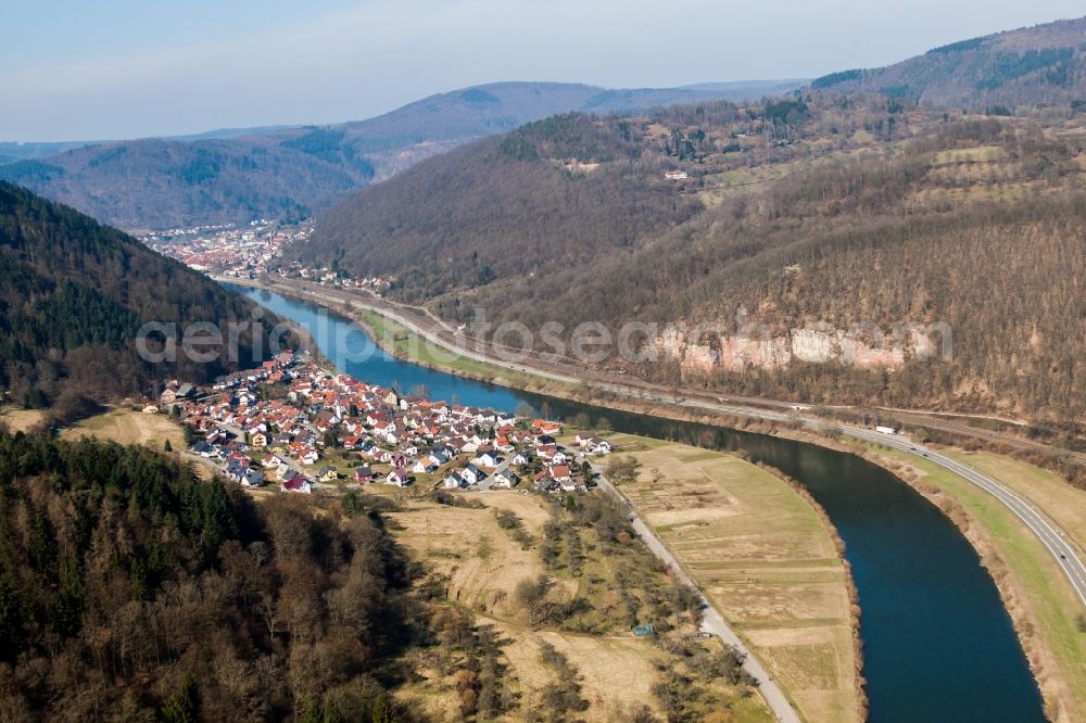 Aerial photograph Eberbach - Village on the river bank areas of the river Neckar in the district Rockenau in Eberbach in the state Baden-Wurttemberg, Germany