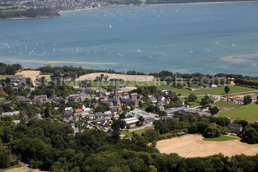 Aerial photograph Le Minihic-sur-Rance - Village on the river bank areas of Rance in Le Minihic-sur-Rance in Bretagne, France