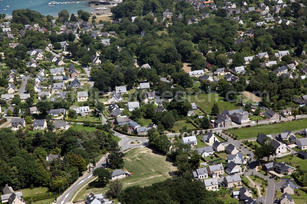 Aerial image Le Minihic-sur-Rance - Village on the river bank areas of Rance in Le Minihic-sur-Rance in Bretagne, France