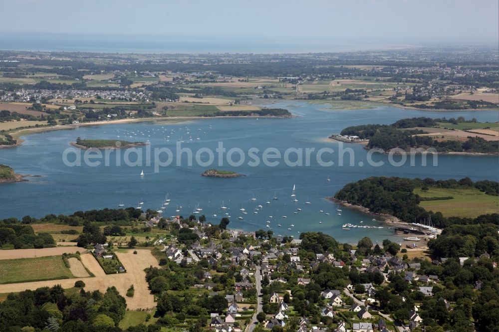 Aerial photograph Le Minihic-sur-Rance - Village on the river bank areas of Rance in Le Minihic-sur-Rance in Bretagne, France