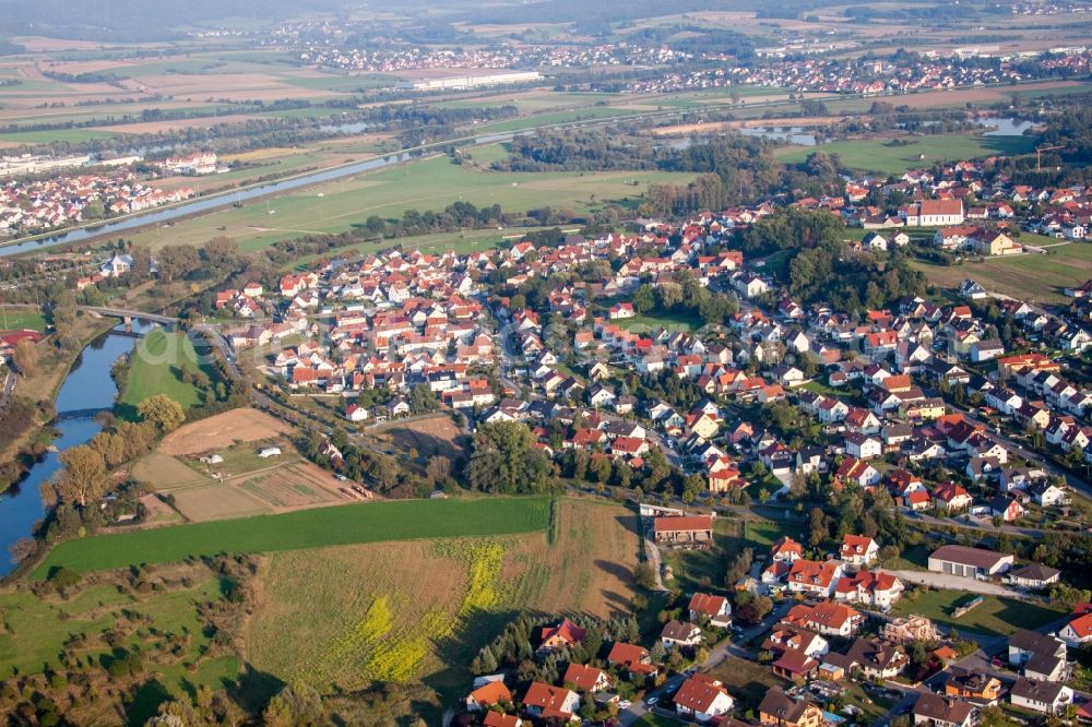 Hirschaid from the bird's eye view: Village on the river bank areas of Regnitz in the district Sassanfahrt in Hirschaid in the state Bavaria, Germany