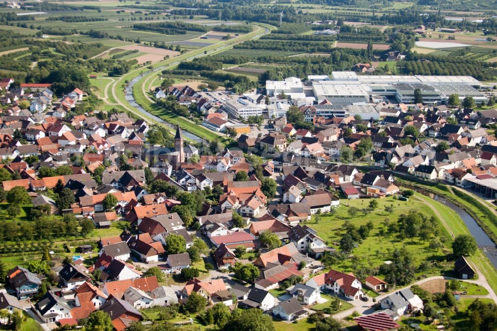 Renchen from the bird's eye view: Village on the river bank areas of the river Rench in the district Erlach in Renchen in the state Baden-Wuerttemberg