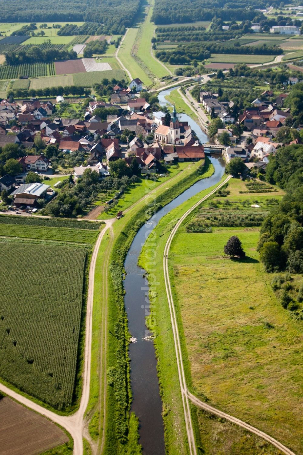 Aerial image Renchen - Village on the river bank areas of the river Rench in the district Erlach in Renchen in the state Baden-Wuerttemberg