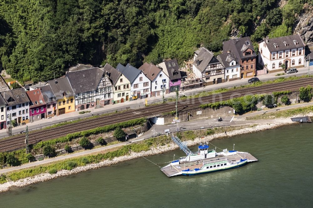 Niederheimbach from above - Village on the river bank areas des Rhein am Faehranleger Niederheimbach in Niederheimbach in the state Rhineland-Palatinate, Germany