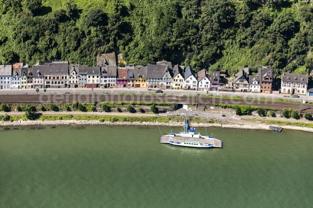 Niederheimbach from above - Village on the river bank areas des Rhein am Faehranleger Niederheimbach in Niederheimbach in the state Rhineland-Palatinate, Germany