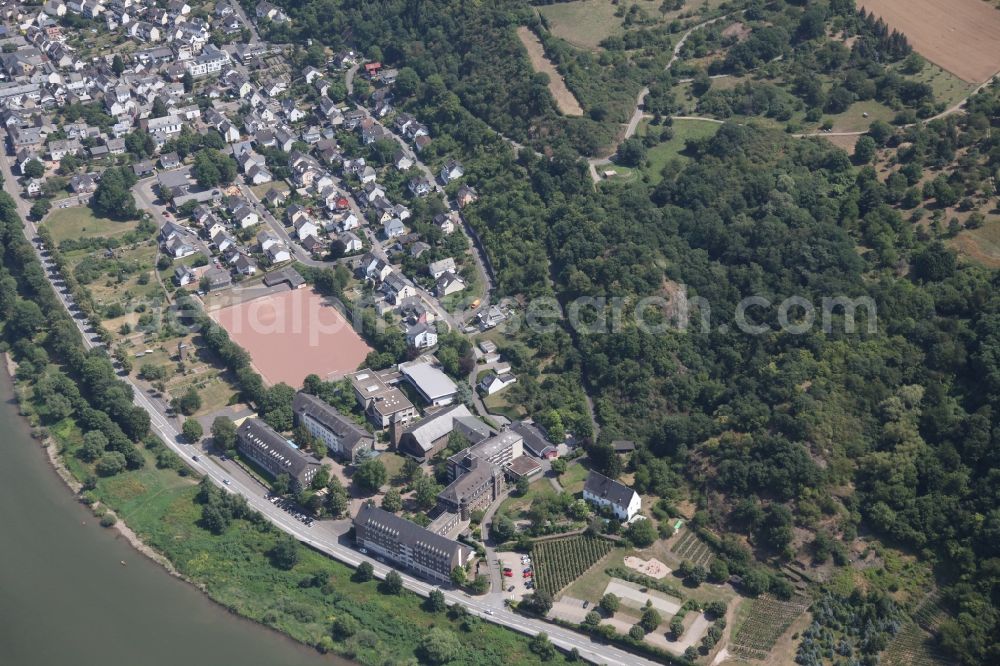 Niederfell from the bird's eye view: Village on the river bank areas of the Rhine river in Niederfell in the state Rhineland-Palatinate, Germany