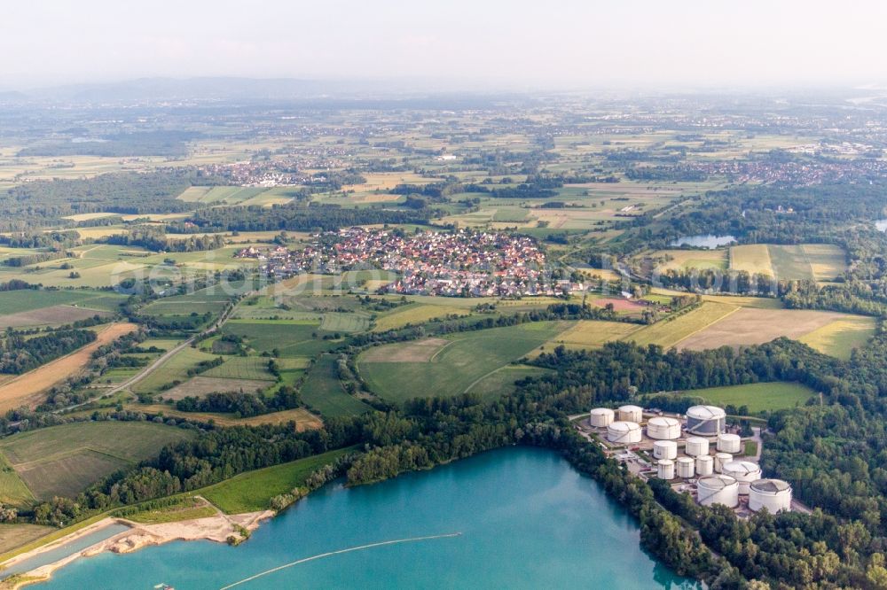 Kehl from the bird's eye view: Village on the river bank areas of Rheinseitenkanals in the district Leutesheim in Kehl in the state Baden-Wuerttemberg, Germany