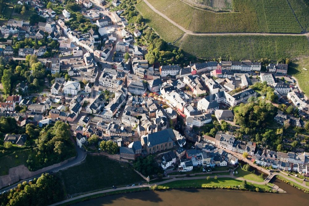 Saarburg from the bird's eye view: Village on the river bank areas of the river Saar in the district Beurig in Saarburg in the state Rhineland-Palatinate, Germany